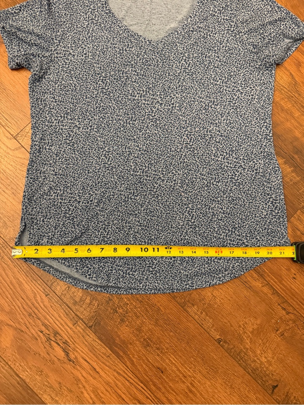 Athleta Blue Leopard Print Breezy Scoop V-Neck Short Sleeve Tee - Picture 6 of 6